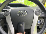 手元にはオーディオや空調に関するスイッチが備わり、運転姿勢を大きく変えずに各種操作を行えます。握りやすい形状で、日常の運転時にも扱いやすいステアリングです。