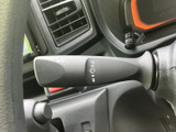 レバーには各操作を示すピクトグラムが記され、運転席から内容を確認しやすい配置です。手元で扱える位置にまとまっているため、天候が変わりやすい日も必要な操作を迷わず行いやすいのが魅力です。