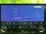 AM・FMラジオやテレビ、Bluetoothの項目が画面に並び、音源を選びやすい構成です。空調表示も同じ画面まわりにまとまり、日常の移動で便利に活用できます。