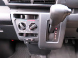 運転のしやすいインパネシフトです。運転席の足元も広くとても快適ですよ。