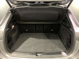 トランク容量は同一他社車両より広く、旅行やゴルフ等様々な場面で役立ちます。