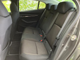 後席は複数のヘッドレストとシートベルトを備え、乗車する方に合わせて座れる空間です。足元や窓からの視界にも配慮され、同乗者にもくつろいでいただけます。
