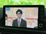 画面にはテレビ番組が表示され、停車中に映像を視聴して過ごせます。大きく見やすい表示で、車内での待ち時間にも便利。音声や映像を楽しみたい場面に活用できる、車載ディスプレイです。