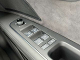 ミラーヒーター、ミラー格納、ミラー調整スイッチ、窓の開閉操作。Audiでは触感開発チームがあり、クリック感は操作する喜びを感じていただけます。