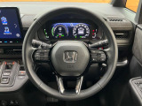 【純正革巻きステアリング】上質な革を使用することで、手にしっかり馴染みとても運転しやすいハンドルです♪