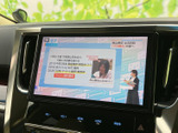 テレビ番組を画面で視聴でき、停車中の待ち時間にも楽しめます。映像と文字情報が表示されるため、車内で過ごすひとときの選択肢が広がる、便利なエンターテインメント装備です。