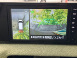 後方の映像に加えて車両周辺を俯瞰した表示もあり、駐車時に周囲の様子を確認するのに役立ちます。画面のガイド表示も目安にでき、後退時の安全確認をサポートします。