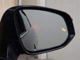 隣車線を走る車両をレーダーで検知し、ドアミラーでは確認しにくい後側方エリアに存在する車両に加え、急接近してくる車両も検知します。車両を検知するとドアミラーに搭載されたLEDインジケーターが点灯します。