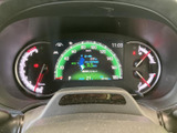 速度や燃料残量などの情報を運転席正面で確認でき、走行中に必要な表示を把握しやすい配置です。中央の表示も見やすくまとまり、日常の運転に必要な情報を手早く確認するのに役立ちます。