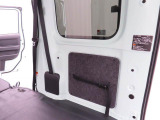 荷室に様々な物を取り付けることができ、荷物の固定にも役立つ、ユースフルナットを装備してます。