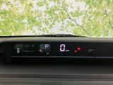 速度やシフト位置などの情報がまとまり、運転に必要な表示をひと目で確認しやすい配置です。表示がすっきりと整理されており、発進前の確認や日常の運転をスムーズにサポートします。