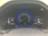 中央の速度計をはじめ、各種表示が運転席正面にまとまり、走行中に必要な情報を確認しやすい配置です。電力や燃料などの表示も備わり、日々の運転をサポートします。
