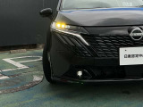 薄暗い夕方、早めにライトを点灯し事故を防ぐオートライトシステムと、対向車や前方を走る車だけを避けて歩行者などをハイビームで照らしてくれる、アダプティブLEDヘッドライトが付いています!