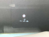 ヘットアップディスプレイ装備されていますので、速度、標識など表示されます」。