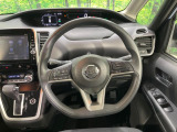 インテリアに合わせたデザインのステアリングは、運転される方のことも考え、運転しやすい形状、大きさです。是非一度、実際に触ってお確かめください。