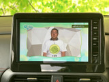 停車中にテレビ番組を視聴でき、休憩時間などの車内で過ごすひとときに活用できます。画面に映像が表示され、手元の操作部からメニュー選択も可能。移動中の視聴を促すものではなく、停車時に楽しめる装備です。