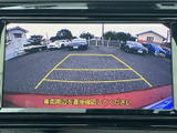 後方の映像に加えて目安となるガイド線も表示され、駐車時に周囲との距離感を確認する手助けになります。バック時の安全確認を補助する便利な装備です。