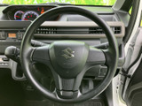 握りやすい形状のステアリングを中心に、メーターや空調の位置関係も見渡せる運転席まわりです。前方を確認しながら運転姿勢を整えやすく、毎日の移動を支えてくれます。