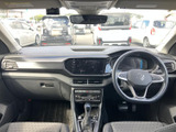 運転席から助手席まで見渡しやすいレイアウトで、前方の視界も広々。シートには模様入りの生地を採用し、落ち着いた色合いでまとめられています。
