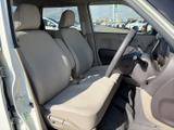 明るい色合いのシートが車内を穏やかな雰囲気にまとめています。座面と背もたれにゆとりがあり、前方や側方の視界も確保しやすい印象。運転席と助手席の間もすっきりとした空間です。