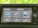 音楽やナビ、電話などのメニューが並び、使いたい項目を画面から選べる構成です。ソース切替や目的地検索にも対応する表示で、日々の移動をサポートします。