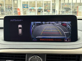 車両後方の映像とガイド線を画面で確認でき、駐車時の周囲確認をサポートします。車両周辺を目で確かめながら操作できるため、駐車や切り返しの際に心強い装備です。