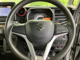 手元に複数のスイッチを備え、運転姿勢を保ちながら必要な操作を選びやすい構成です。メーターや周辺表示も見渡しやすく、日々の運転を快適にサポートします。