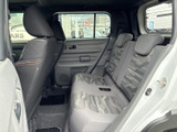 後席は窓が大きく、乗車中も外の景色を楽しみやすい空間です。柄入りのシートと落ち着いた色合いの室内で、隣同士でもくつろいでお過ごしいただけます。