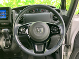 両手で握りやすい形状で、左右には複数のスイッチが配置されています。運転姿勢を保ちながら必要な操作に手を伸ばしやすく、日常の運転をサポートする装備です。