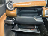 上下に収納があるので、常備しておきたい小物など分けて収納でき、車内をきれいに保てます!