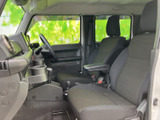 前席は運転席と助手席が見渡しやすく、ゆったり座れる形状です。窓から光が入り、落ち着いた色合いのシートとあわせて、日々の通勤やお出かけにもなじむ室内です。