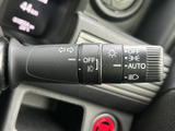 レバーには操作内容を示す表示がまとめられ、運転席から確認しやすい設計です。複数の機能を手元で扱えるため、周囲の状況に注意を向けながら使いやすい装備です。