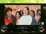画面の表示が見やすく、停車中にテレビ番組を視聴してくつろげます。タッチパネルから操作しやすく、空調の設定も同じ画面周辺で確認できる便利な装備です。