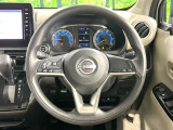 インテリアに合わせたデザインのステアリングは、運転される方のことも考え、運転しやすい形状、大きさです。是非一度、実際に触ってお確かめください。