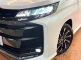 【LEDヘッドライト】悪天候や夜間走行時も良好な視界を確保し安心して運転できる高輝度LEDヘッドライトを装備!点灯速度が早く、消費電力も抑えられています。