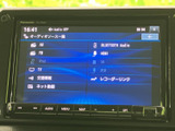オーディオソースの一覧から、利用する項目を画面で確認できます。各種メディアや接続方法がまとめて表示されており、その日の用途に合わせて選びやすい案内画面です。