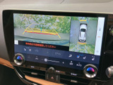 車両周辺の映像と確認用のガイドが画面に表示され、駐車時などの周囲確認をサポートします。目視での安全確認とあわせて活用できる便利な装備です。