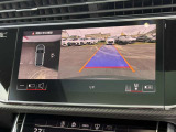 ●360度カメラ『車両の4つのカメラから得た映像を合成し、上空から眺めているような映像をモニターに映し出します。車両周辺の歩行者や障害物などの発見に役立ちます。』