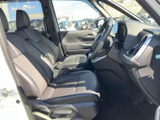 運転席と助手席には身体を支える形状のシートを備え、落ち着いて座れる空間です。窓からの見通しも広く、乗り降りの際には足元まで確認しやすい室内となっています。