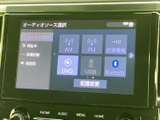 AM・FMに加え、DVD、USB、Bluetoothなどの選択肢が画面に並びます。使いたい音源を一覧から確認しやすく、同乗者とのお出かけでも好みに合わせた音楽やラジオを楽しめます。
