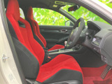 赤と黒の配色が目を引くフロントシートは、身体を包み込むような形状。運転席まわりを見渡しやすく、前席に座った際の視界にも配慮された空間です。足元まで色合いが統一されています。