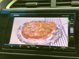 映像コンテンツを画面で楽しめるオーディオ機能を備えています。停車中の待ち時間などに活用でき、画面からメニューを確認しながら、日々の車内時間を過ごせます。