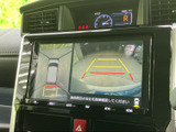 後方の映像に加えて車両周辺を確認できる表示があり、駐車時の後方確認をサポートします。ガイドラインも画面上で確認でき、周囲を見ながら操作できます。