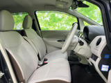 明るい色合いのシートとドア内張りで、運転席まわりは開放感のある雰囲気です。前方や側面の視界も広く、乗り降りしやすい空間で、日々の移動を快適にお過ごしいただけます。