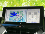 停車中にテレビ映像を楽しめる画面を備え、休憩時間も車内で過ごしやすくなります。エアコンの情報も同時に確認でき、映像を見ながら室内環境の設定も行える便利な装備です。