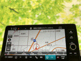 周辺の道路や地名を画面で確認でき、目的地までのルート確認に便利です。タッチ操作で地図を見ながら、初めて訪れる場所への移動もスムーズに計画できます。