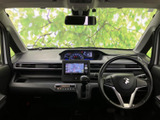 運転席から前方を見渡しやすい視界が広がり、周囲の状況を確認しやすい室内です。シートや操作部がまとまりよく配置され、毎日の移動でも落ち着いて過ごせる空間です。