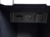 【充電用ポート】2口装備。スマートフォンなどを2台同時に充電でき、移動中のバッテリー切れ対策に便利です。家族や友人とのお出かけ、長距離ドライブで活躍します。