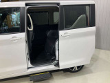 【両側オートスライドドア】子供を乗せたりするのにも隣のお車を気にせずストレスフリー★雨の日などはリモコンキーからドアの開閉ができとても便利♪