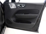 運転席ドアの全景です。キャビンを彩るすべてのものに、機能を形にした美しさが備わっています。